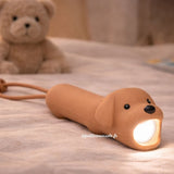 Lampe torche enfant chien caramel rechargeable USB-C. Lumière douce réglable pour histoires du soir et explorations dès 3 ans.