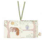 Imagier en tissu dès la naissance pour apaiser bébé au coucher. Livre sensoriel doux avec textures et ruban à manipuler.