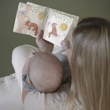 Imagier en tissu dès la naissance pour apaiser bébé au coucher. Livre sensoriel doux avec textures et ruban à manipuler.