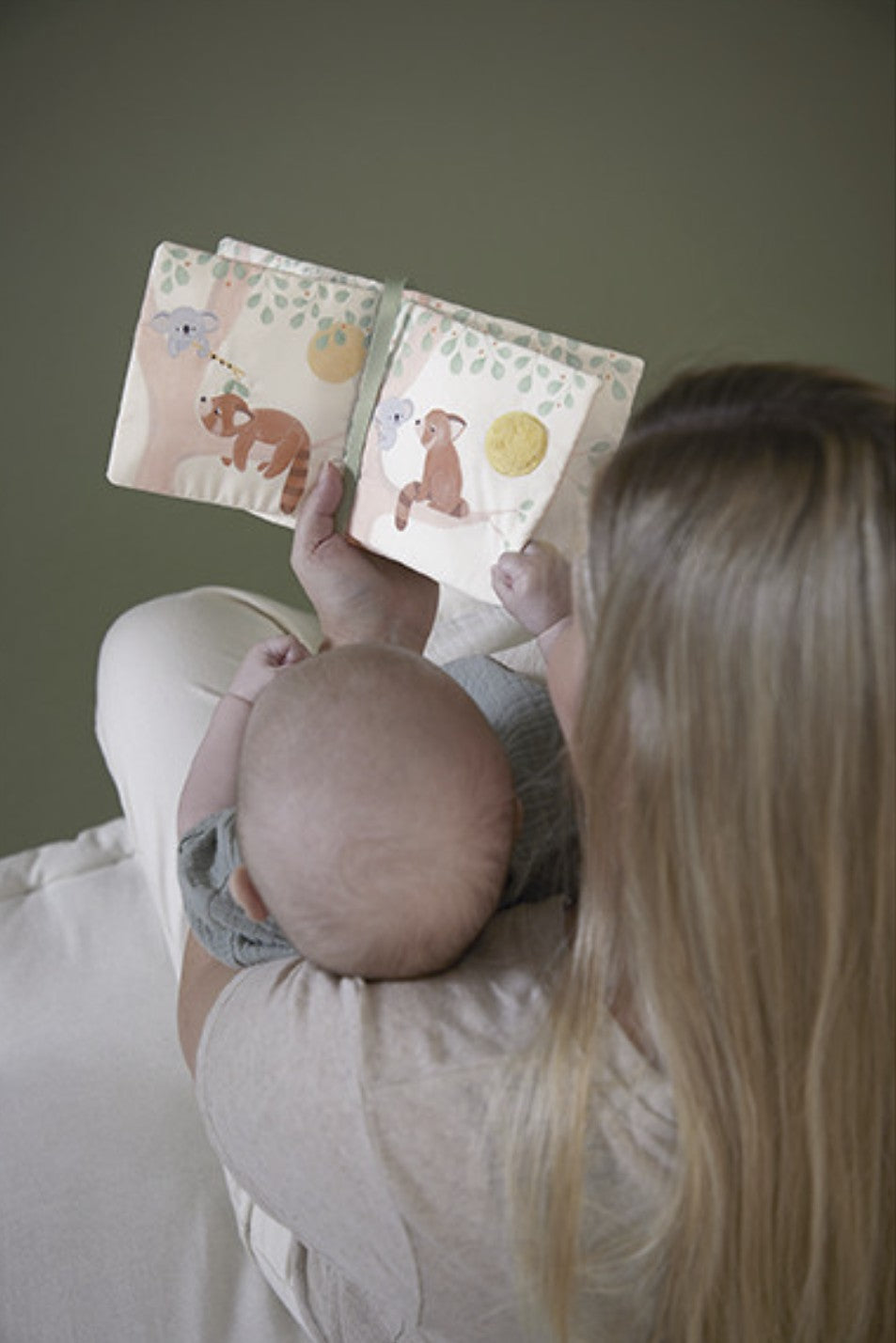 Imagier en tissu dès la naissance pour apaiser bébé au coucher. Livre sensoriel doux avec textures et ruban à manipuler.