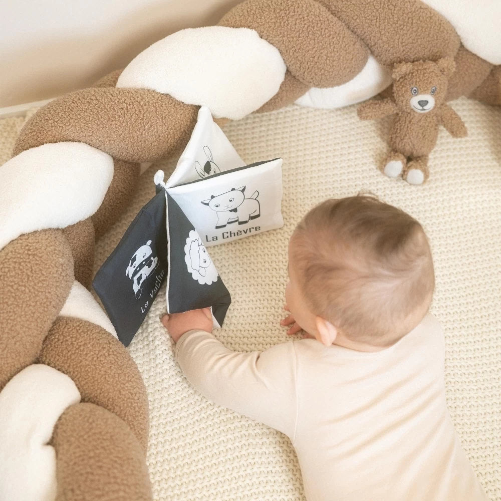 Livre d'Éveil Bébé Noir et Blanc – À la Ferme – Trois Kilos Sept 🐮🖤 TROIS KILOS SEPT