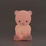Veilleuse bébé en silicone souple 18 cm. 3 couleurs apaisantes, rechargeable USB et idéale dès la naissance.