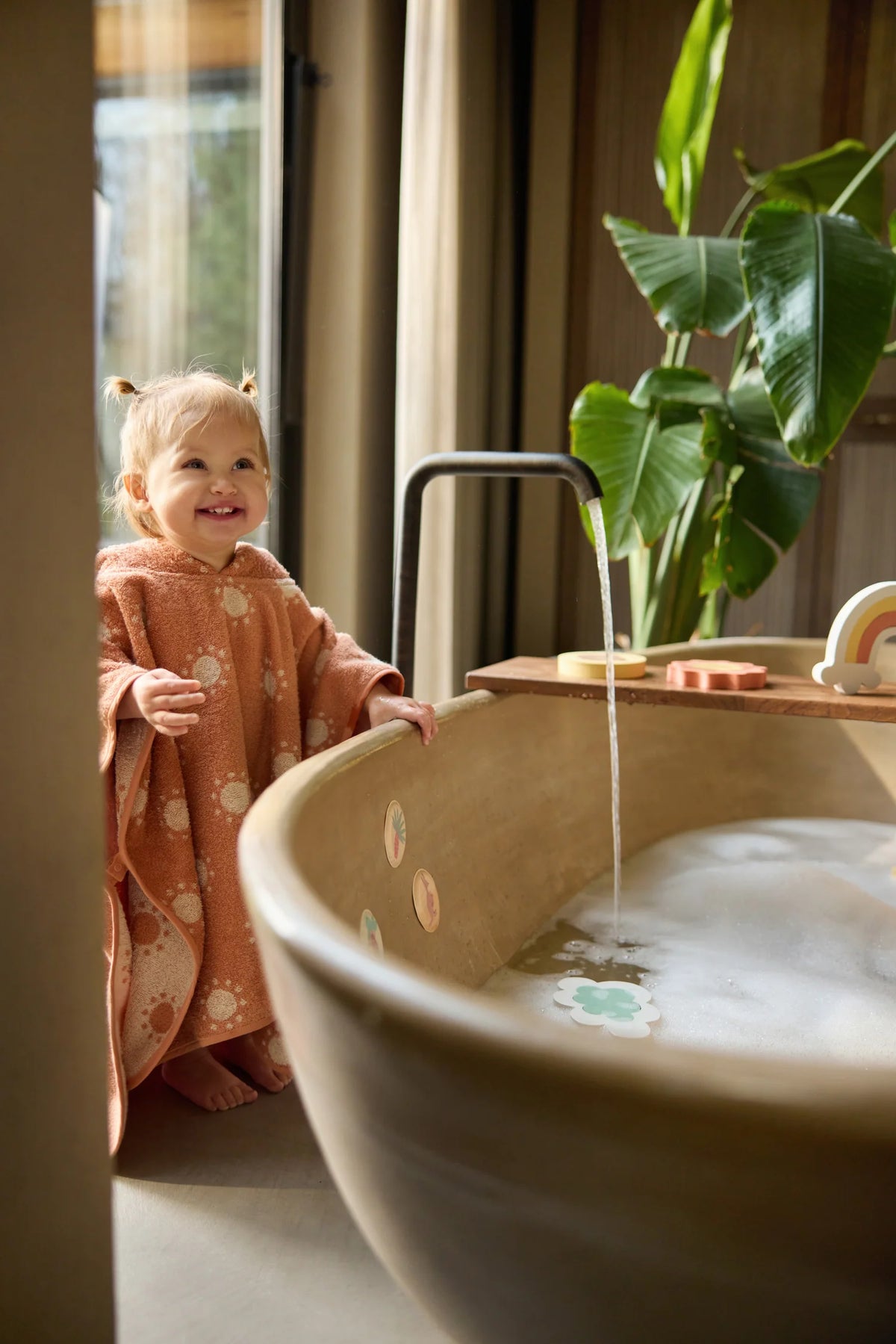 Jeu de bain memory kangourou pour bébé dès 18 mois. Cartes en mousse flottantes, éducatives et ludiques pour développer mémoire et concentration à l’heure du bain.