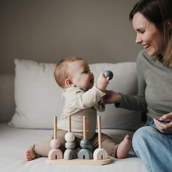 Découvrez le Multi Shape Stacker Mushie 🌈, un empileur en bois FSC aux couleurs douces pour apprendre les formes et développer la motricité dès 3 ans.