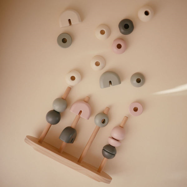 Découvrez le Multi Shape Stacker Mushie 🌈, un empileur en bois FSC aux couleurs douces pour apprendre les formes et développer la motricité dès 3 ans.