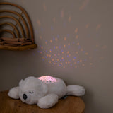Veilleuse peluche ours polaire avec projection d’étoiles et sons apaisants. Timer 20 min, lumière douce et câline pour endormir bébé facilement.