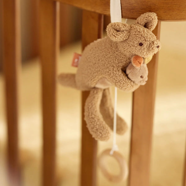Peluche musicale Kangourou avec bébé dans la poche. Mélodie douce pour apaiser bébé et favoriser l’endormissement. Douce, sécurisée et réconfortante.