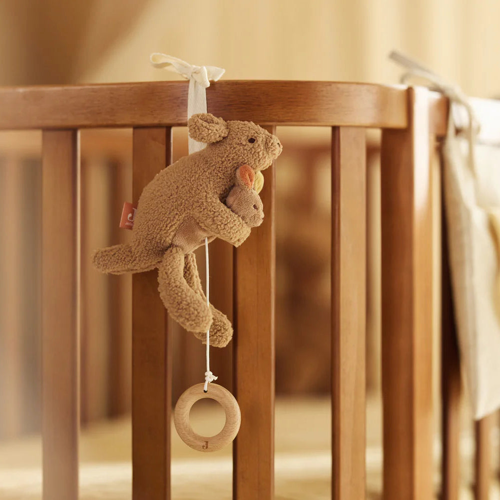Peluche musicale Kangourou avec bébé dans la poche. Mélodie douce pour apaiser bébé et favoriser l’endormissement. Douce, sécurisée et réconfortante.