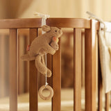 Peluche musicale Kangourou avec bébé dans la poche. Mélodie douce pour apaiser bébé et favoriser l’endormissement. Douce, sécurisée et réconfortante.