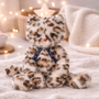 Peluche chat léopard artisanale fabriquée en Bretagne. Douce, durable et disponible en 37 ou 56 cm. Cadeau de naissance made in France.