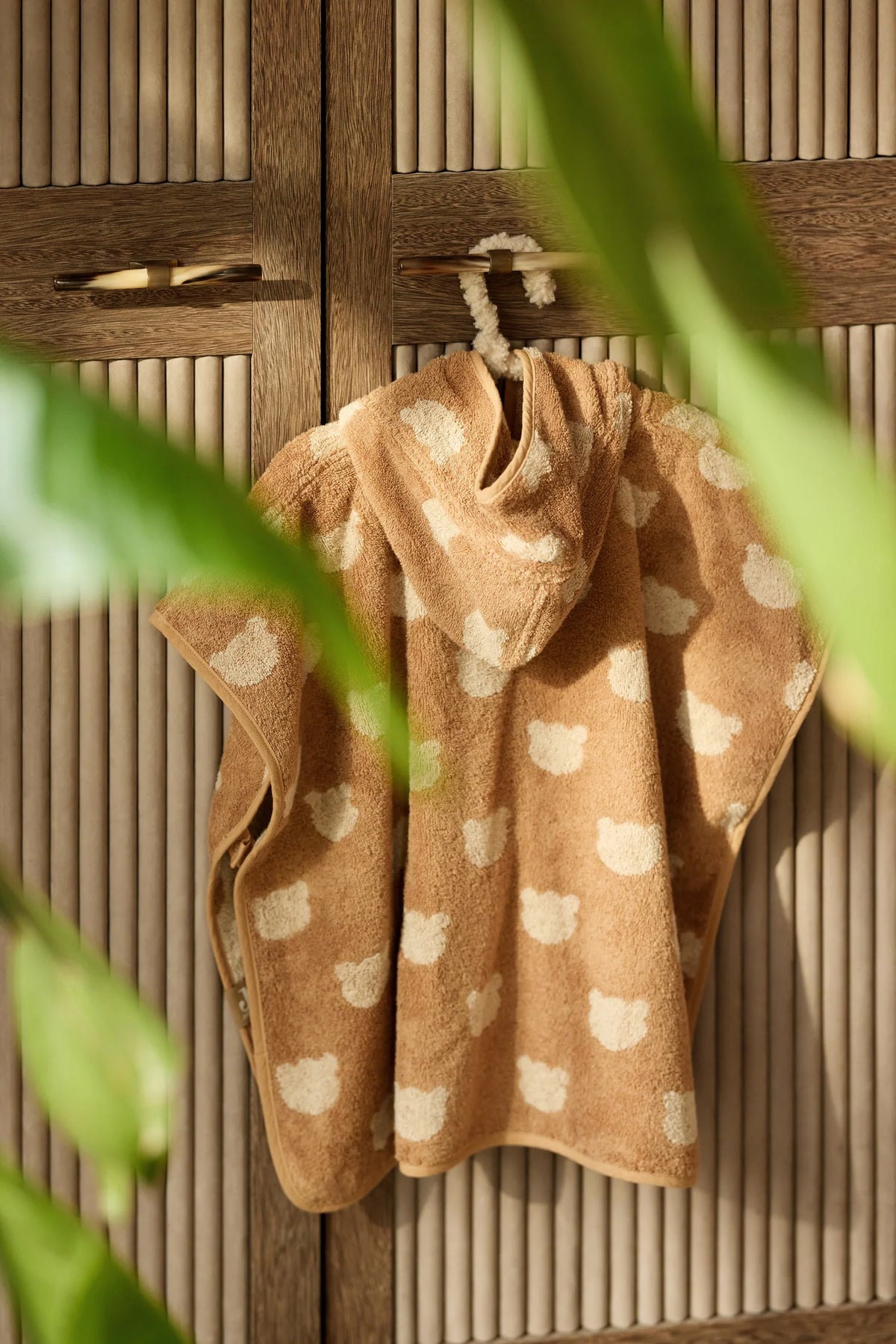 Poncho de bain bébé Jacquard en éponge douce, absorbant et confortable. Capuche, bouton-pression pratique. Idéal pour la maison, la plage ou la piscine.
