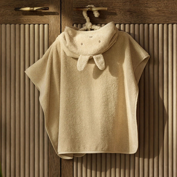 Poncho de bain bébé Miffy en éponge 100% coton. Idéal après le bain, la plage ou la piscine. Doux, absorbant et pratique.