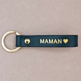 Porte-clé Maman vert en cuir double face avec cœur, bords cirés. Fabrication française. Cadeau papa élégant, durable et plein de sens.