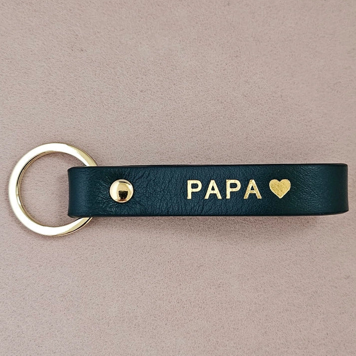 Porte-clé Papa en cuir vert double face avec cœur, bords cirés. Fabrication française. Cadeau papa élégant, durable et plein de sens.