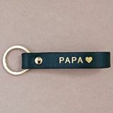 Porte-clé Papa en cuir vert double face avec cœur, bords cirés. Fabrication française. Cadeau papa élégant, durable et plein de sens.