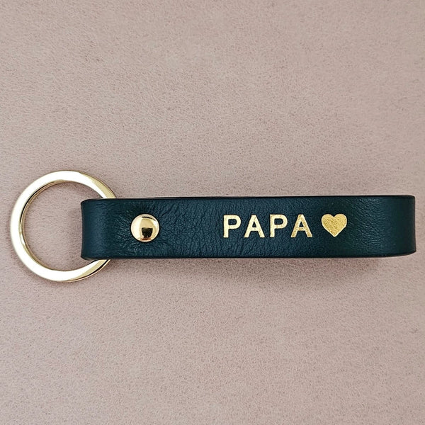 Porte-clé Papa en cuir vert double face avec cœur, bords cirés. Fabrication française. Cadeau papa élégant, durable et plein de sens.