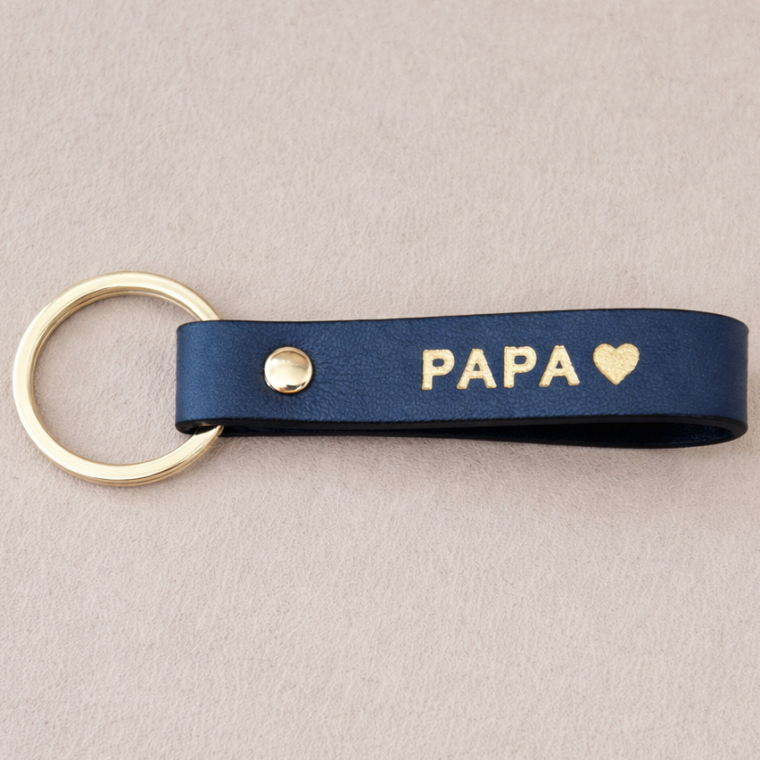 Porte-clé Papa en cuir bleul double face avec cœur, bords cirés. Fabrication française. Cadeau papa élégant, durable et plein de sens.