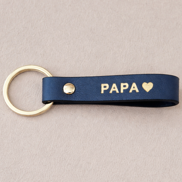 Porte-clé Papa en cuir bleul double face avec cœur, bords cirés. Fabrication française. Cadeau papa élégant, durable et plein de sens.