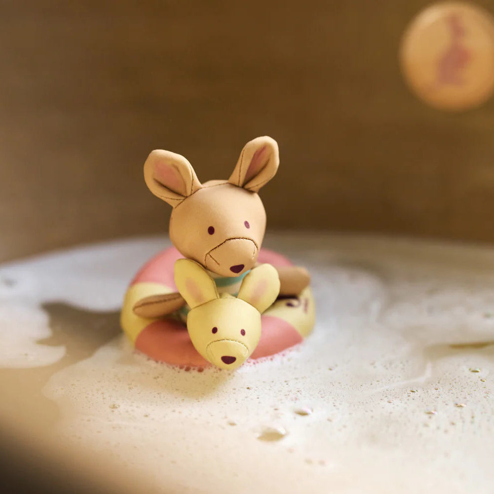 Rendez le bain amusant avec la poupée de bain flottante Kangourou. Étanche, douce et adaptée aux petites mains, elle stimule la motricité fine et l’éveil sensoriel dès 9 mois.