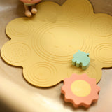 Rendez le bain amusant avec la poupée de bain flottante Kangourou. Étanche, douce et adaptée aux petites mains, elle stimule la motricité fine et l’éveil sensoriel dès 9 mois.