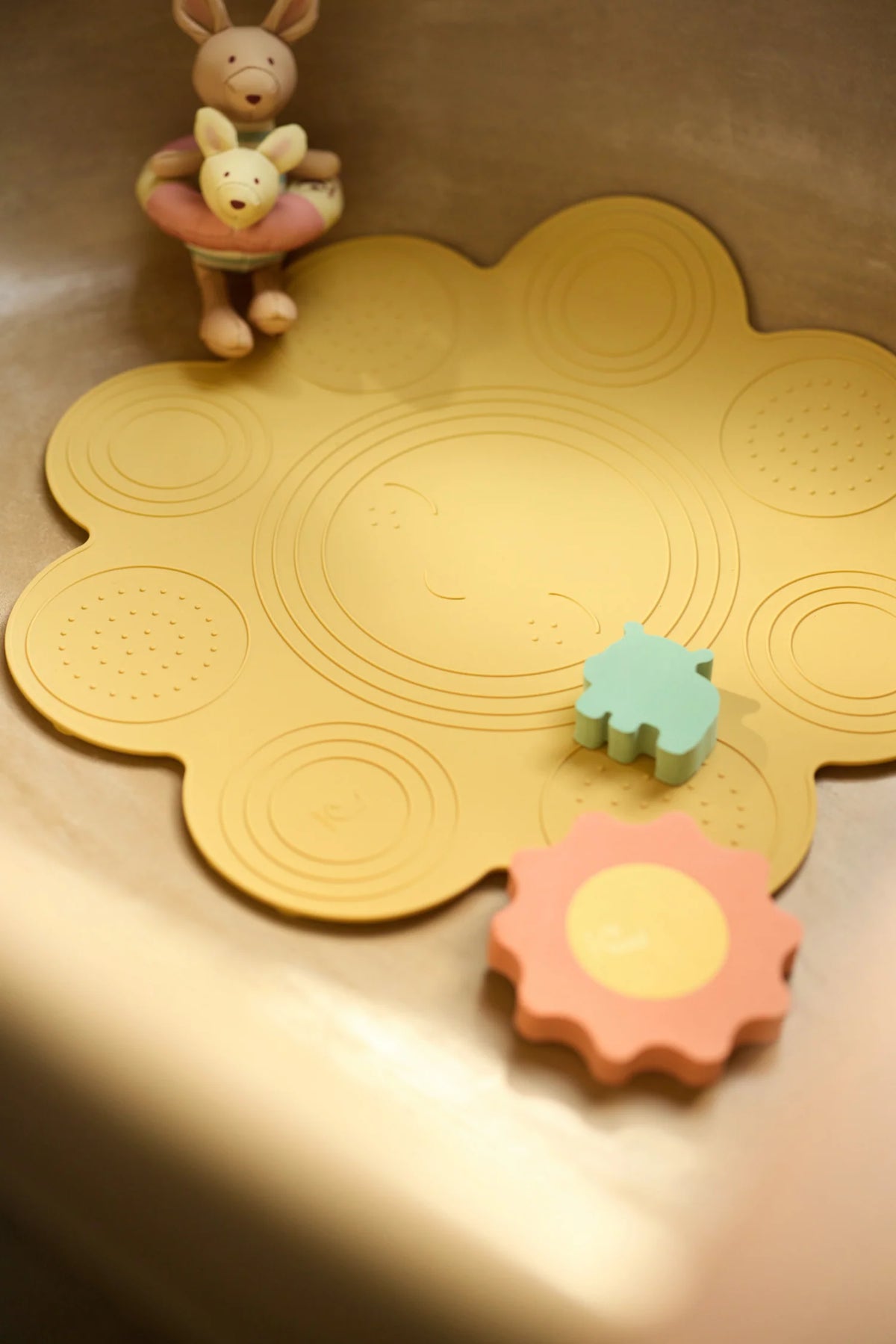 Rendez le bain amusant avec la poupée de bain flottante Kangourou. Étanche, douce et adaptée aux petites mains, elle stimule la motricité fine et l’éveil sensoriel dès 9 mois.