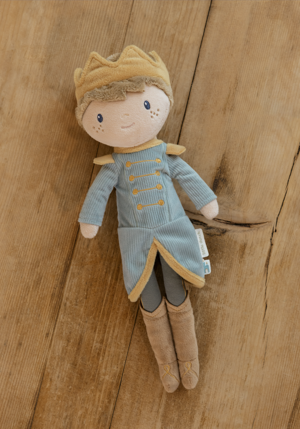 Poupée en tissu 35 cm Prince Jim, douce et royale. Idéale dès 12 mois pour stimuler l’imagination. Une belle poupée souple pour un bébé de 1 an