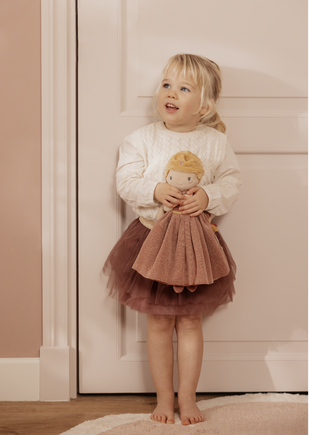 Poupée princesse 35 cm douce et souple. Idéale dès 12 mois pour stimuler l’imagination et les jeux féeriques.