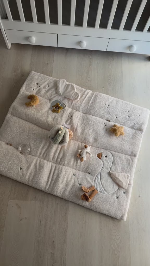 collection newborn little dutch - tapis de parc pour bébé idéal pour les premiers mois et petite balle de préhension. Boutique pour bébé petit coeur salé