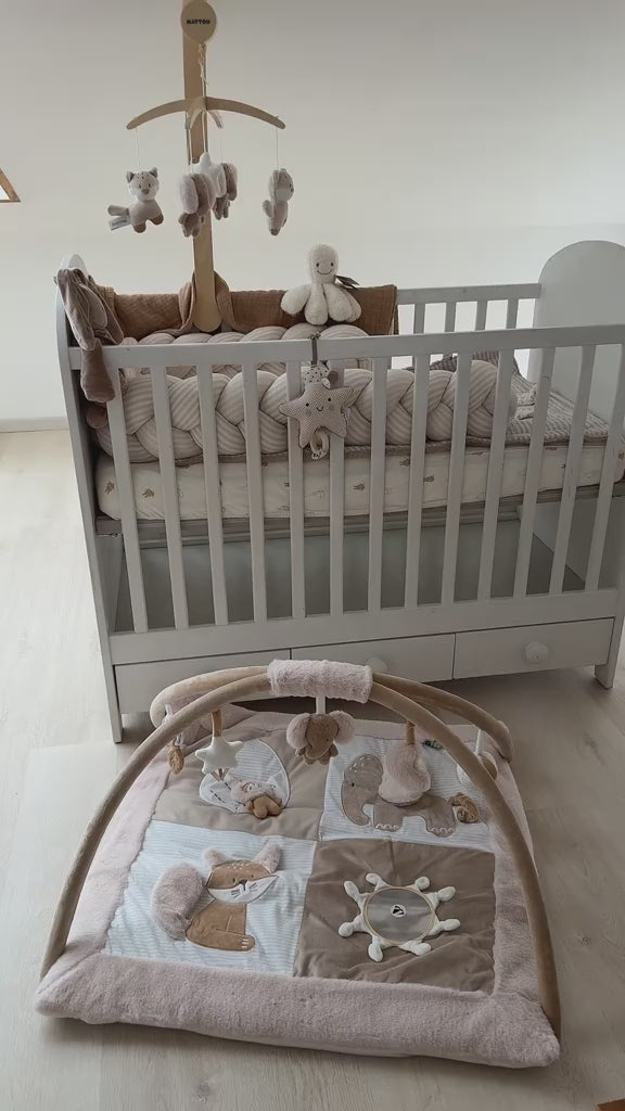 essentiel équipement de la chambre de bébé - tapis de parc avec arche, lit bébé, mobile bébé, tresse de lit, couverture bébé personnalisable, doudou, pyjama taille 1 mois, tresse de lit, peluche, peluche musicale etc.. Retrouvez tous ces essentiels dans la boutique bébé petit coeur salé