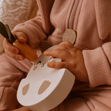 Offrez à votre enfant l’Échelle de Lapin 🐇, un puzzle en bois Montessori sûr et éducatif pour développer motricité, équilibre et créativité dès 3 ans.