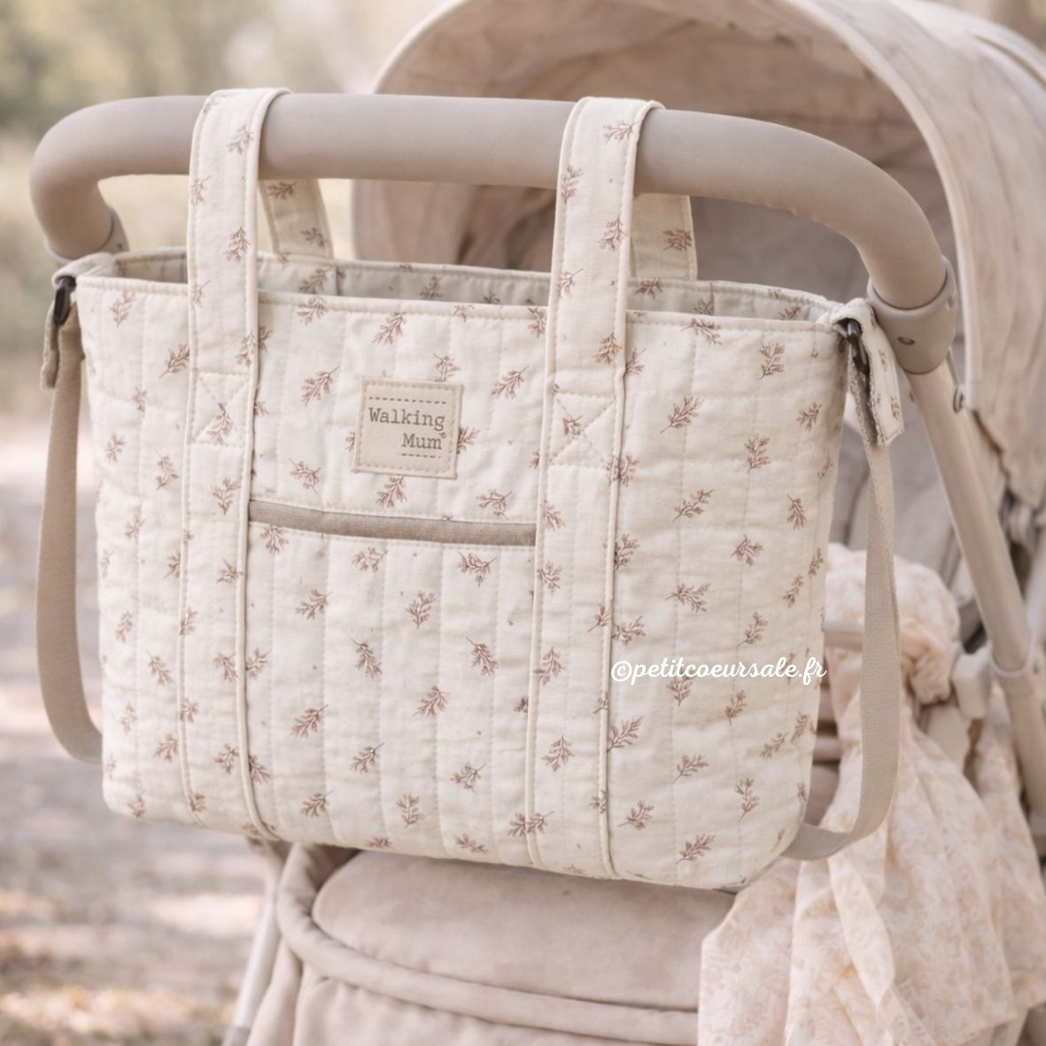 Sac bandoulière Mimosa Rose Walking Mum. Léger, imperméable et spacieux, avec poches pratiques, tapis à langer inclus et design floral moderne.