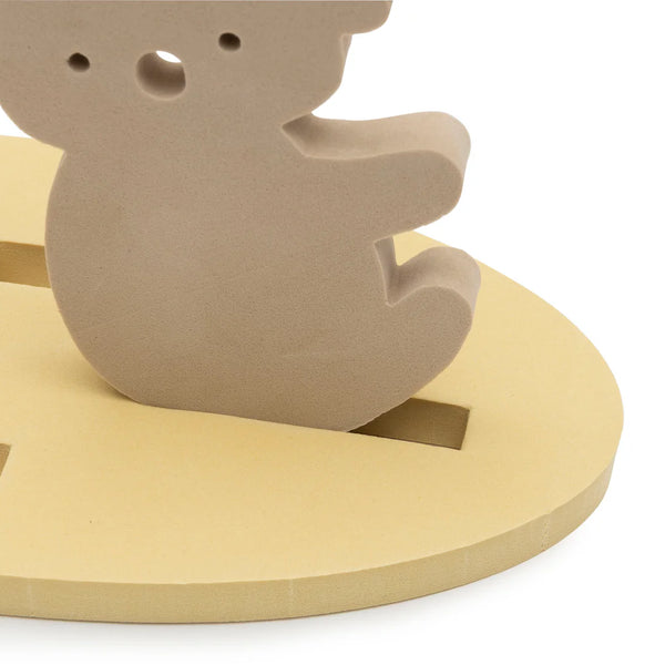 Offrez à votre enfant un set de jeux en mousse de bain Kangourou. Flottant, sûr et éducatif, il stimule la motricité fine et l’imagination tout en rendant le bain amusant.