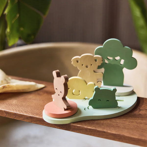 Offrez à votre enfant un set de jeux en mousse de bain Kangourou. Flottant, sûr et éducatif, il stimule la motricité fine et l’imagination tout en rendant le bain amusant.
