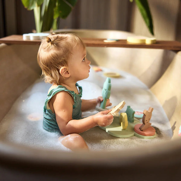 Offrez à votre enfant un set de jeux en mousse de bain Kangourou. Flottant, sûr et éducatif, il stimule la motricité fine et l’imagination tout en rendant le bain amusant.