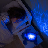 Veilleuse bébé Tranquil Turtle™ rechargeable : projections de vagues océaniques, bruits blancs, capteur de pleurs et minuterie. Idéale dès la naissance et parfaite comme cadeau de naissance.