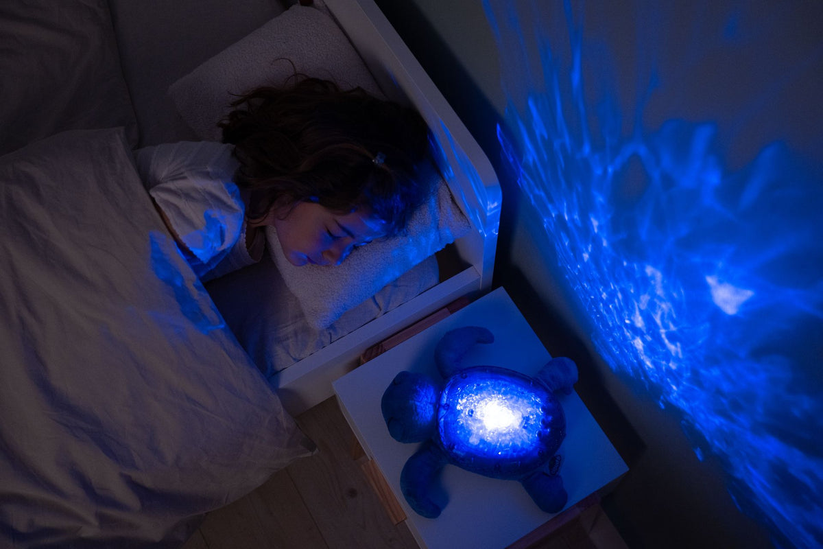 Veilleuse bébé Tranquil Turtle™ rechargeable : projections de vagues océaniques, bruits blancs, capteur de pleurs et minuterie. Idéale dès la naissance et parfaite comme cadeau de naissance.
