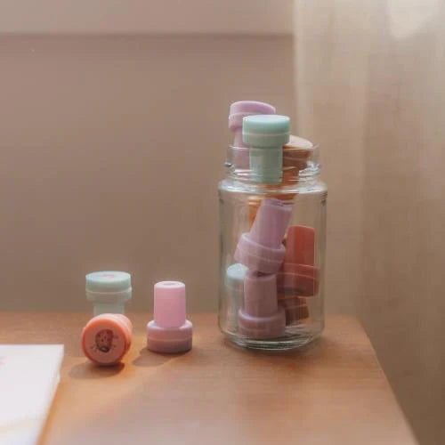 Set de 16 tampons encreurs Fairy Garden dès 3 ans. Auto-encreurs, univers féerique et boîte incluse.