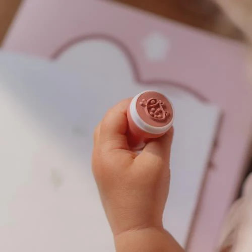 Set de 16 tampons encreurs Fairy Garden dès 3 ans. Auto-encreurs, univers féerique et boîte incluse.