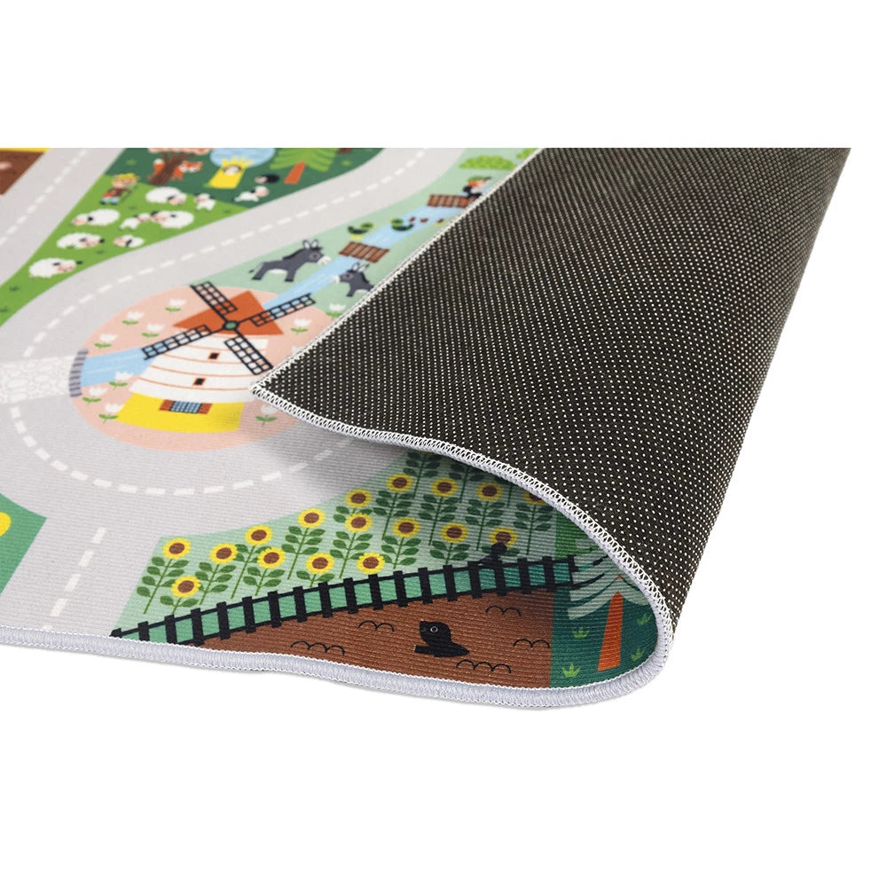 Explorez la campagne avec le tapis de jeu Cross Roads 🌾 ! Routes, animaux et fermes à découvrir dès 2 ans. Tapis antidérapant compatible avec les autres circuits de la collection.