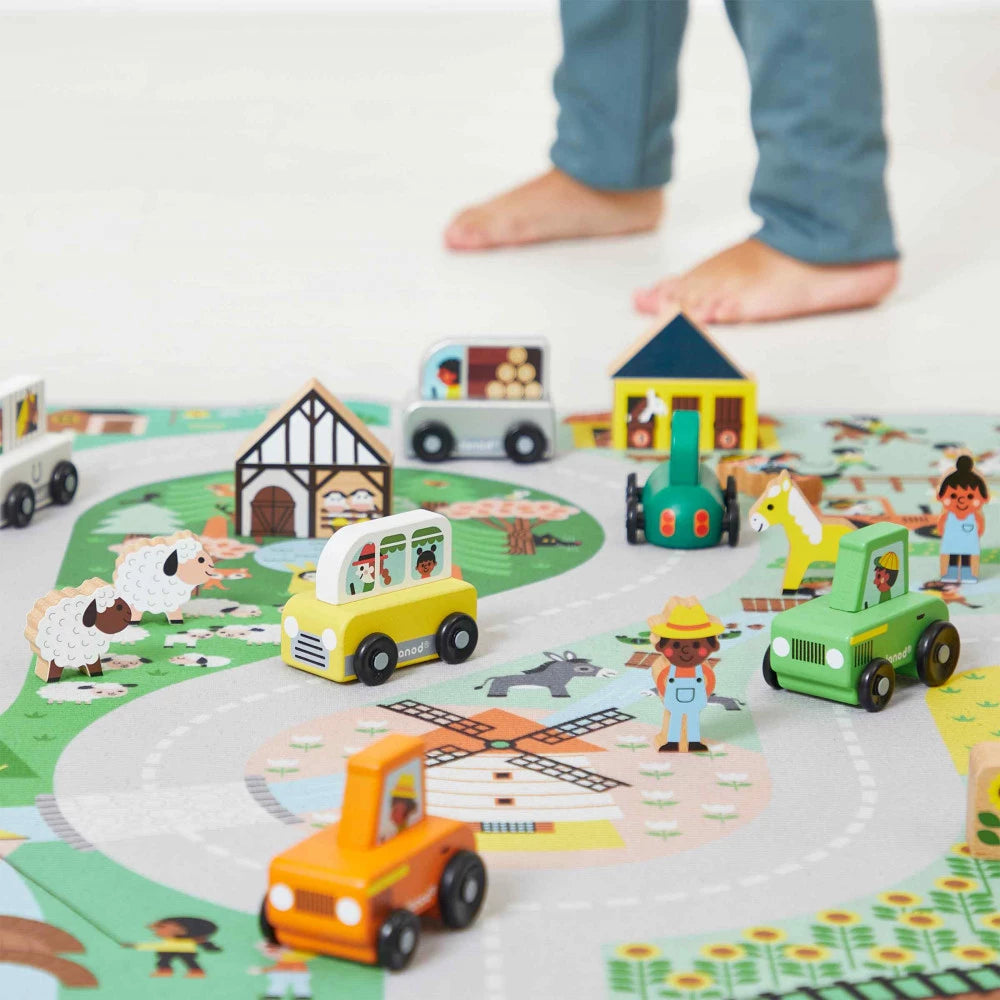 Explorez la campagne avec le tapis de jeu Cross Roads 🌾 ! Routes, animaux et fermes à découvrir dès 2 ans. Tapis antidérapant compatible avec les autres circuits de la collection.