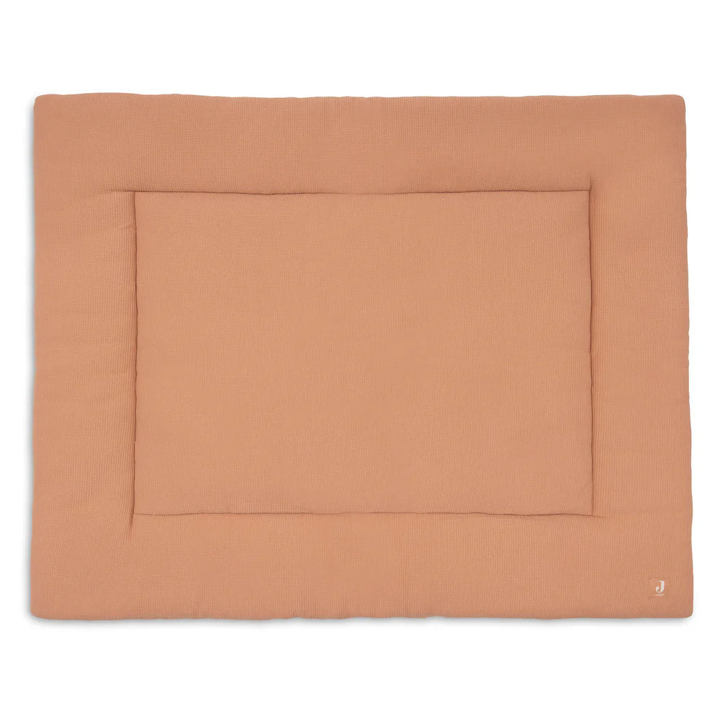 Tapis de parc bébé Little Waffle Light Terra, doux et réversible. Idéal pour jouer ou se reposer. Texture gaufrée agréable, facile à entretenir, parfait pour la chambre.