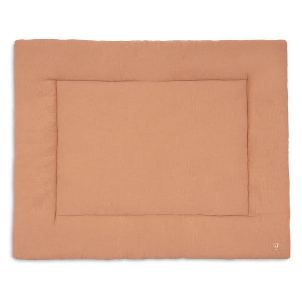 Tapis de parc bébé Little Waffle Light Terra, doux et réversible. Idéal pour jouer ou se reposer. Texture gaufrée agréable, facile à entretenir, parfait pour la chambre.