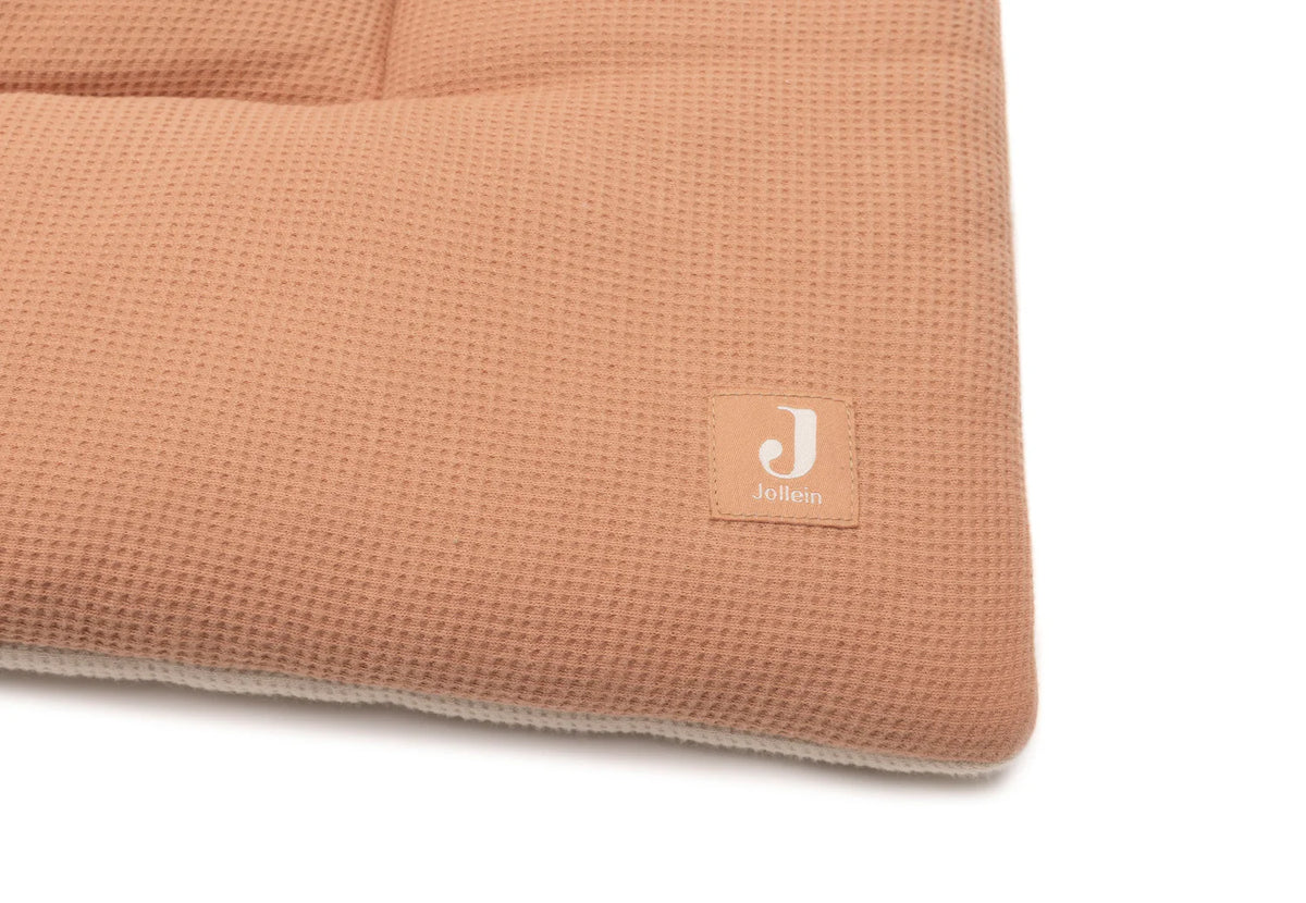 Tapis de parc bébé Little Waffle Light Terra, doux et réversible. Idéal pour jouer ou se reposer. Texture gaufrée agréable, facile à entretenir, parfait pour la chambre.