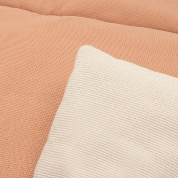 Tapis de parc bébé Little Waffle Light Terra, doux et réversible. Idéal pour jouer ou se reposer. Texture gaufrée agréable, facile à entretenir, parfait pour la chambre.