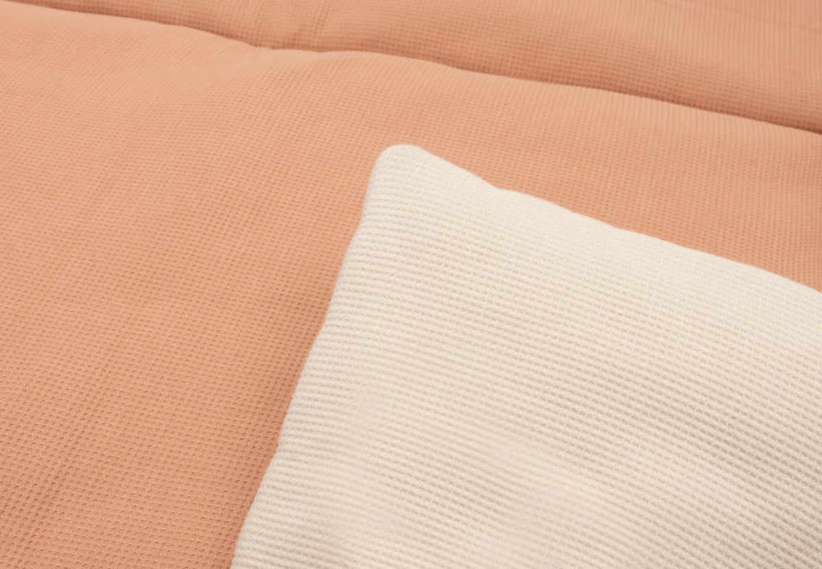 Tapis de parc bébé Little Waffle Light Terra, doux et réversible. Idéal pour jouer ou se reposer. Texture gaufrée agréable, facile à entretenir, parfait pour la chambre.