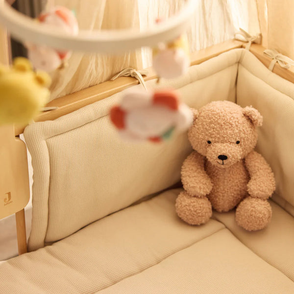 Tapis de parc bébé Little Waffle Light Terra, doux et réversible. Idéal pour jouer ou se reposer. Texture gaufrée agréable, facile à entretenir, parfait pour la chambre.