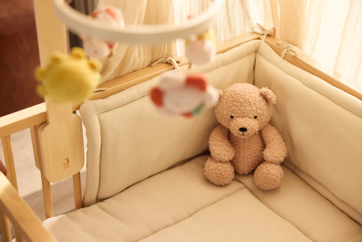 Tapis de parc bébé Little Waffle Light Terra, doux et réversible. Idéal pour jouer ou se reposer. Texture gaufrée agréable, facile à entretenir, parfait pour la chambre.