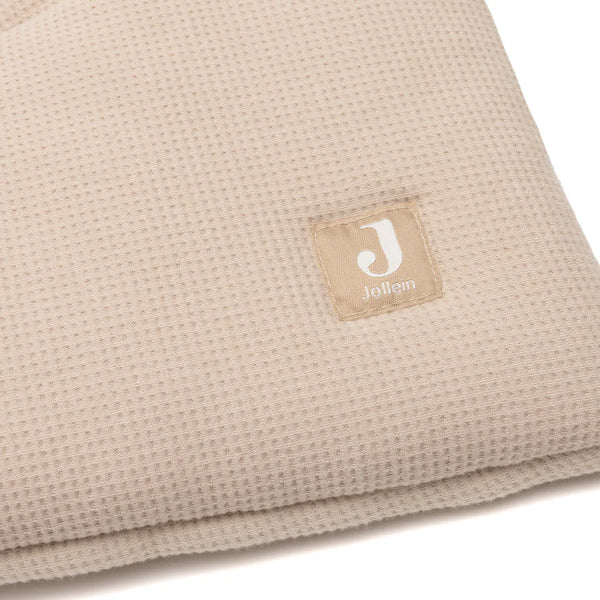 Tapis de parc bébé Little Waffle Warm Sand, doux, réversible et confortable. Idéal pour jouer, se reposer ou ramper. Texture gaufrée agréable et facile à entretenir.