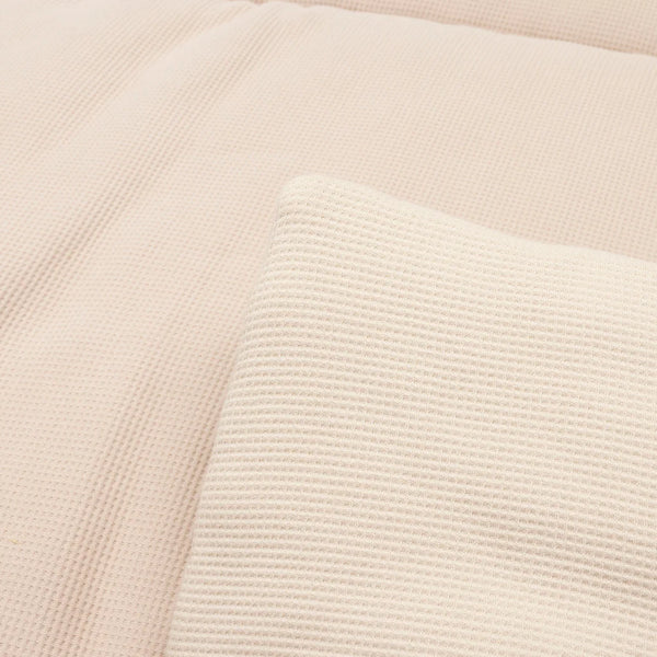 Tapis de parc bébé Little Waffle Warm Sand, doux, réversible et confortable. Idéal pour jouer, se reposer ou ramper. Texture gaufrée agréable et facile à entretenir.