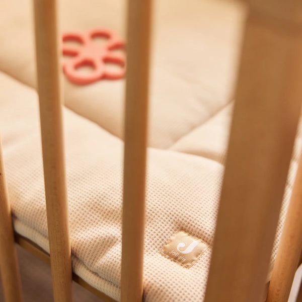 Tapis de parc bébé Little Waffle Warm Sand, doux, réversible et confortable. Idéal pour jouer, se reposer ou ramper. Texture gaufrée agréable et facile à entretenir.